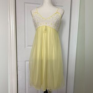 1960s Canary Yellow & White Daisy Flower Power Patterned Lace Nightgown